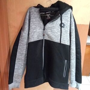 Sweat shirt fleece inside black and grey Akademiks size 4XL.